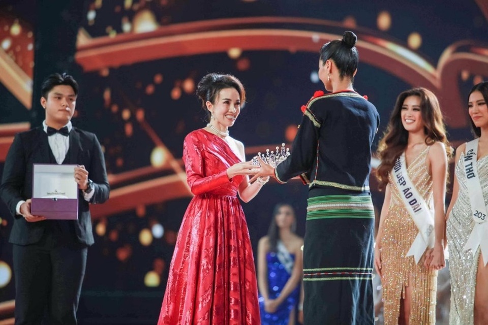 Tân hoa hậu Nguyễn Trần Khánh Vân được trao vương miện Brave Heart - 3 Tân hoa hậu Nguyễn Trần Khánh Vân được trao vương miện Brave Heart - 3