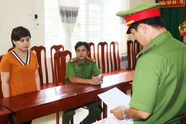 Bắt giam bảo mẫu liên tục tát, đánh trẻ khi đút cơm