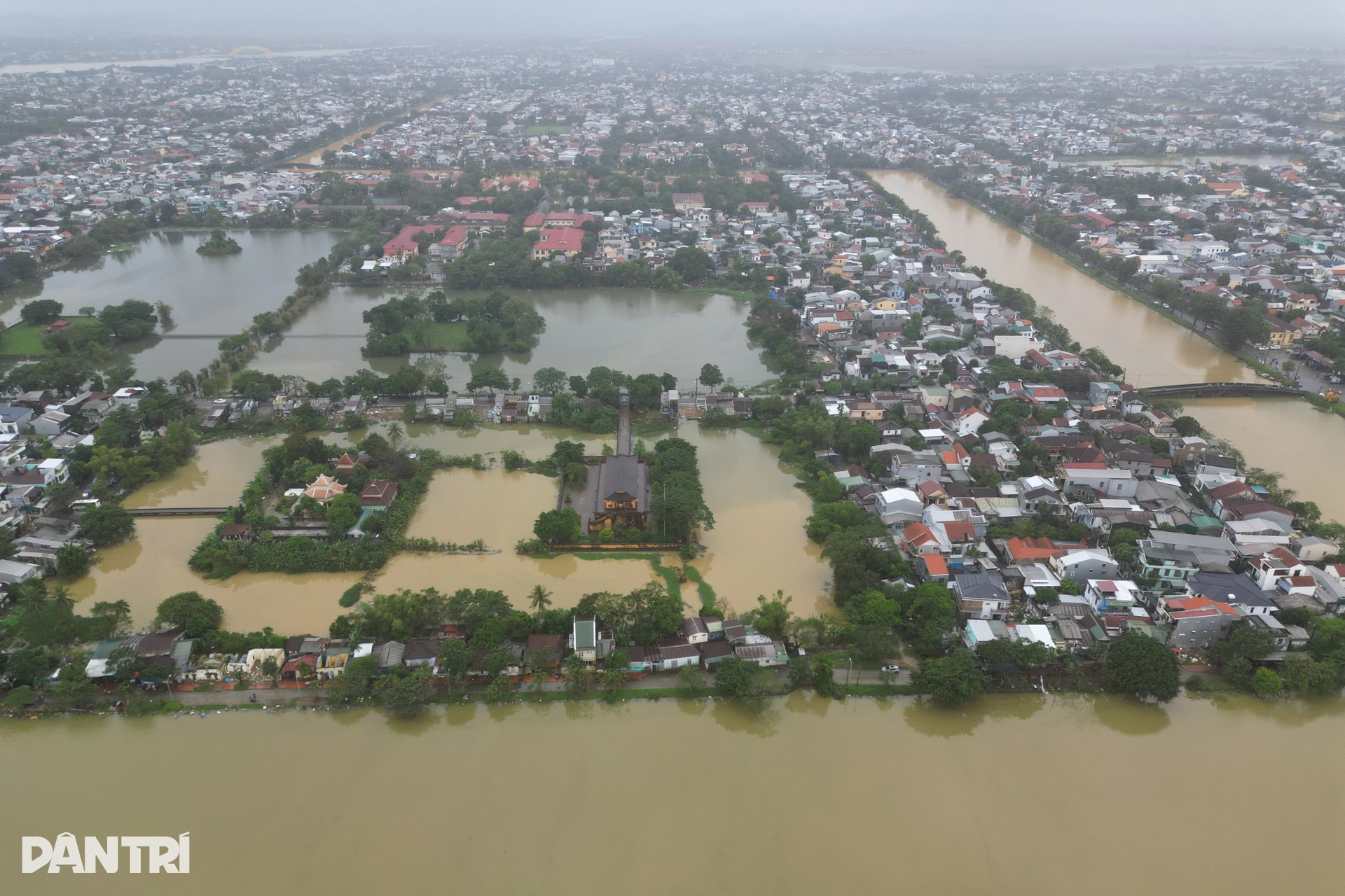 Nhiều ngôi làng ở Huế lại bị nước lũ nhấn chìm - 11 Nhiều ngôi làng ở Huế lại bị nước lũ nhấn chìm - 11
