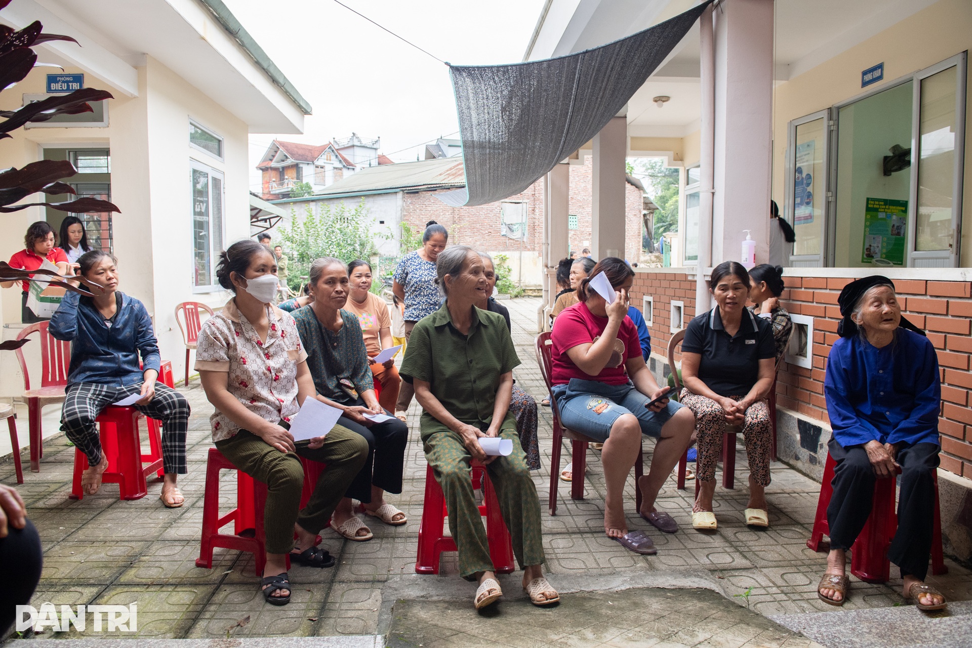 Tư vấn sức khoẻ như món quà quý đối với những gia đình còn khó khăn” - 2 Tư vấn sức khoẻ như món quà quý đối với những gia đình còn khó khăn” - 2