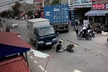 Pha thoát chết không tưởng của hai thanh niên đối đầu xe công-ten-nơ