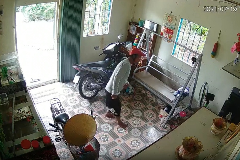 Camera an ninh phản ánh sắc nét hình ảnh trộm cắp của nam thanh niên - 1 Camera an ninh phản ánh sắc nét hình ảnh trộm cắp của nam thanh niên - 1
