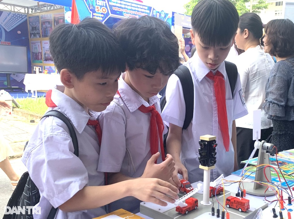 Nam sinh bị trường Ams loại hồ sơ trở thành học sinh tiêu biểu ở trường mới - 2 Nam sinh bị trường Ams loại hồ sơ trở thành học sinh tiêu biểu ở trường mới - 2
