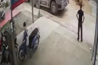 Xe chở cát sỏi lật nghiêng, suýt chôn sống người đứng trên vỉa hè