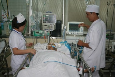 Chỉ cấm bác sĩ nhận phong bì trước và trong điều trị