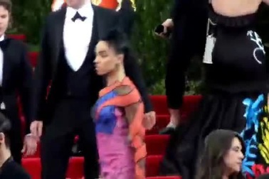 Robert Pattinson đẹp đôi bên bạn gái