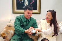 Đi nghĩa vụ hai năm, chàng trai mang tiền về biếu mẹ 38 triệu đồng sắm Tết