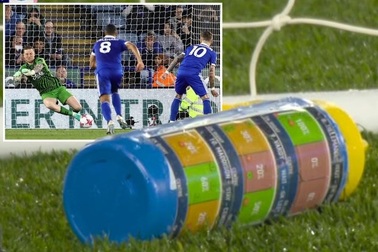 Thủ môn Pickford cản phá phạt đền nhờ "bí quyết" trên chai nước