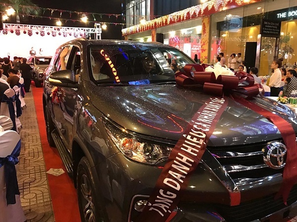 Chuyện thưởng Tết giới địa ốc: Nhiều người tính bỏ nghề, mơ gì nhận nhà xịn với xe sang - 1 Chuyện thưởng Tết giới địa ốc: Nhiều người tính bỏ nghề, mơ gì nhận nhà xịn với xe sang - 1