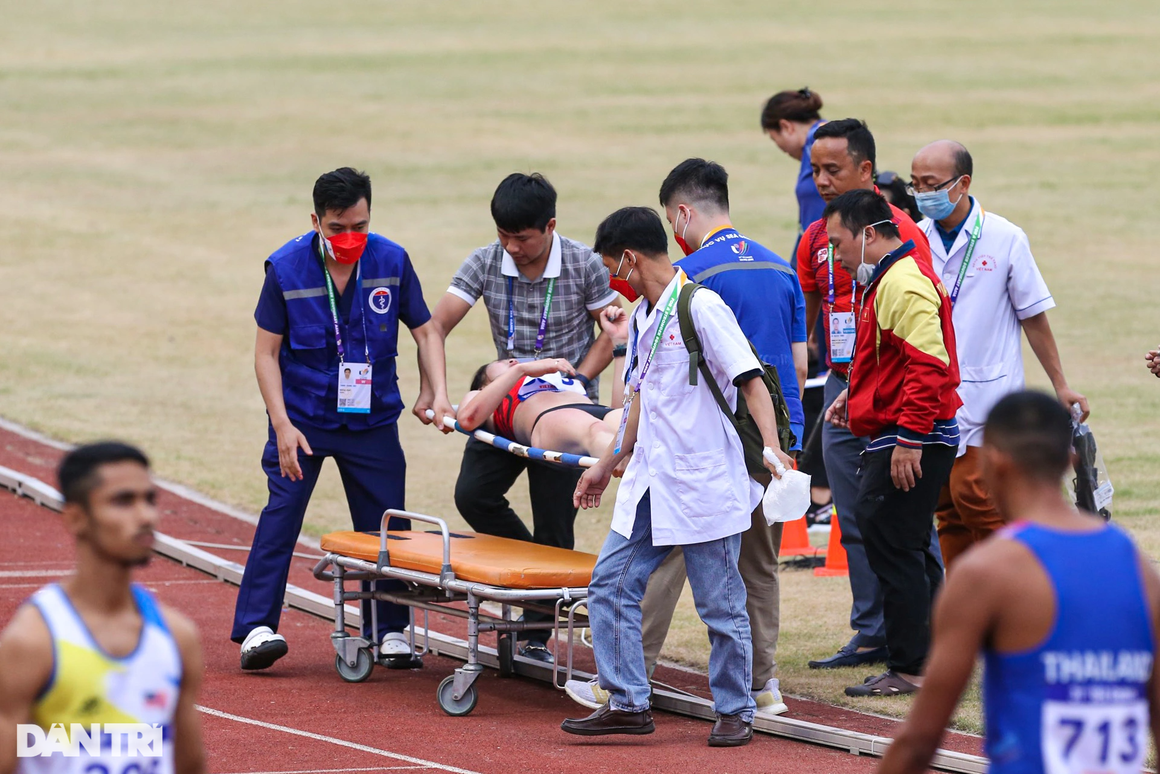 Người đẹp vô địch SEA Games phải nằm cáng rời sân thi đấu do chấn thương - 8 Người đẹp vô địch SEA Games phải nằm cáng rời sân thi đấu do chấn thương - 8