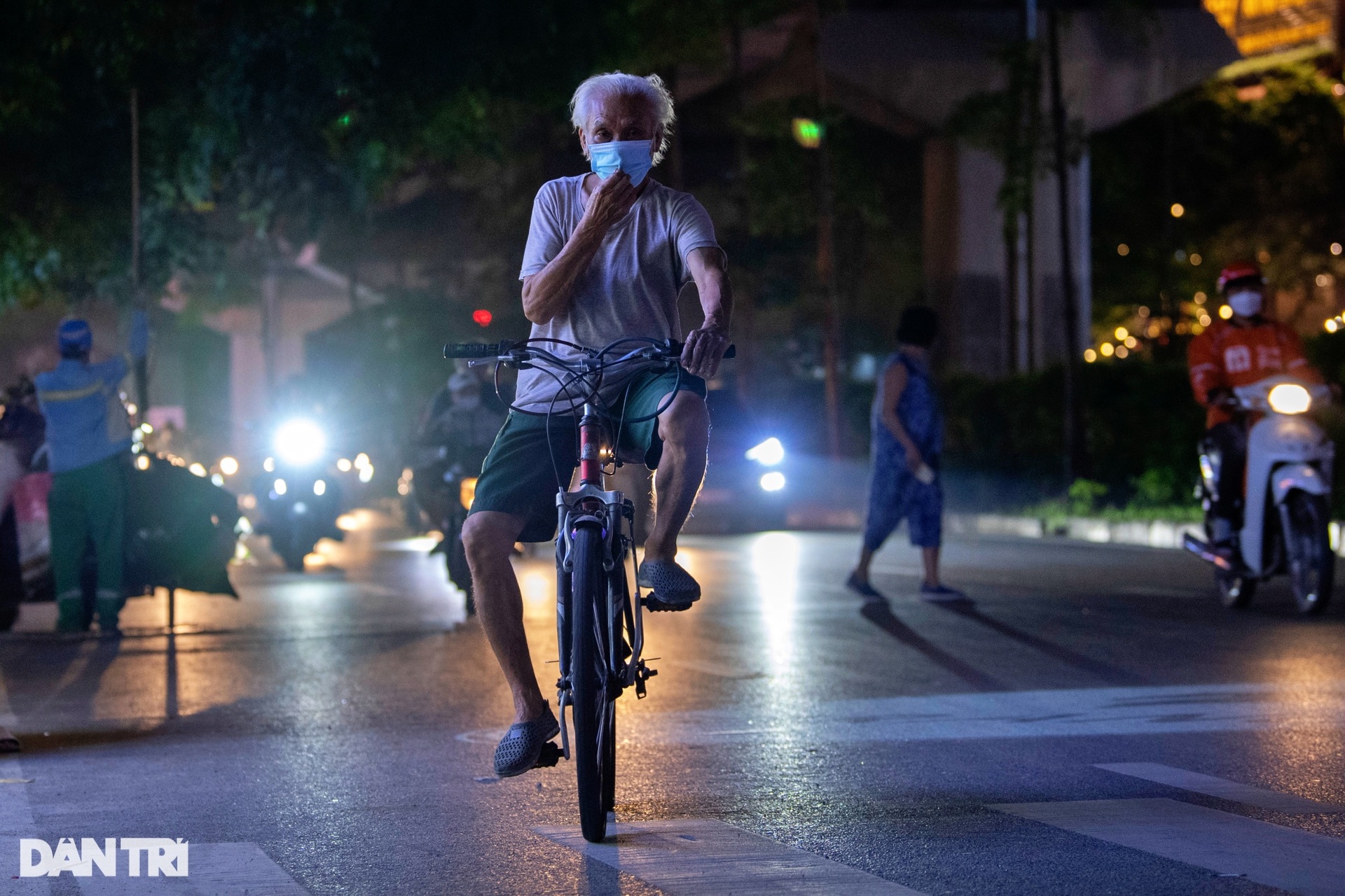 Con phố trung tâm Hà Nội gần 10 năm không có đèn đường - 8 Con phố trung tâm Hà Nội gần 10 năm không có đèn đường - 8