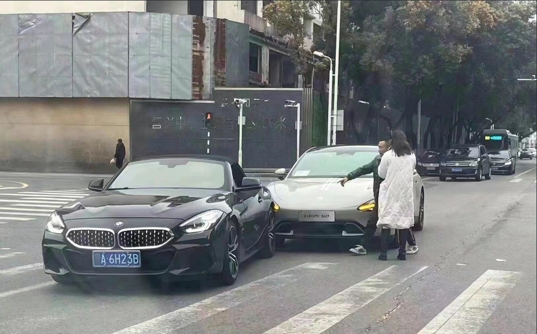 Một chiếc Xiaomi SU7 mất lái và đâm vào đuôi xe BMW trên đường phố Trung Quốc (Ảnh: Weibo).