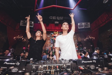 Slim V hóa thân thành chàng ma ca rồng Edward Cullen trong Halloween