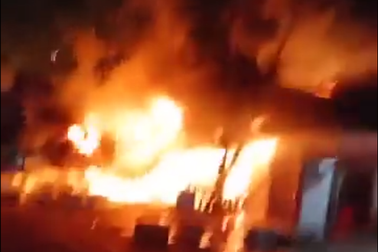 Cháy lớn thiêu rụi 3 căn nhà, 1 người tử vong