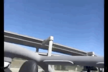 Khách hàng choáng váng vì xe Tesla vừa mới mua đã bị gió thổi bay cửa nóc