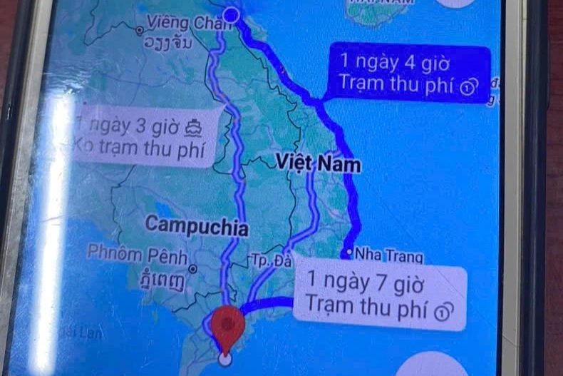 Dva blízcí přátelé plánují projít Laosem do Soc Trangu podle pokynů v Mapách Google - 2 Đôi bạn thân tính đi bộ qua Lào để vào Sóc Trăng theo chỉ dẫn Google Maps - 2