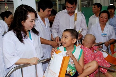 Bộ trưởng Bộ Y tế tặng quà Trung thu cho bệnh nhi ung thư