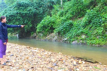 Đuổi theo quả bóng rơi xuống suối, bé trai 2 tuổi chết đuối thương tâm