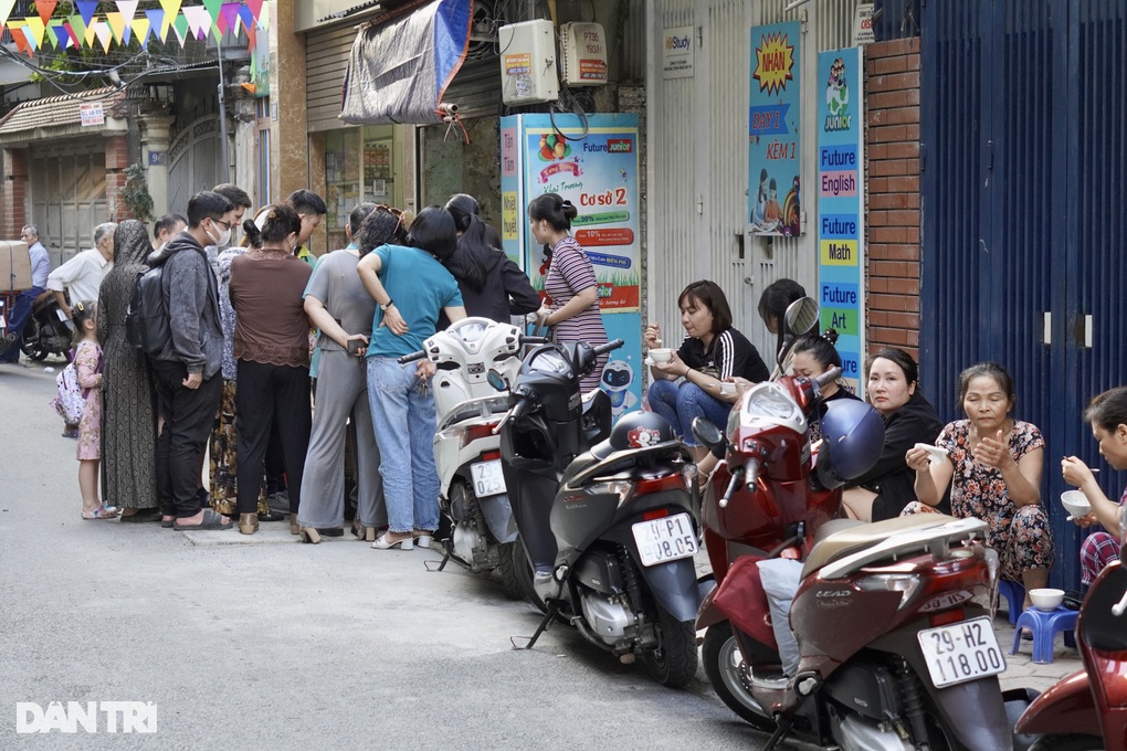 Khách nín thở ăn bánh trôi tàu vừa bưng bát, vừa sợ bị đuổi ở Hà Nội - 1