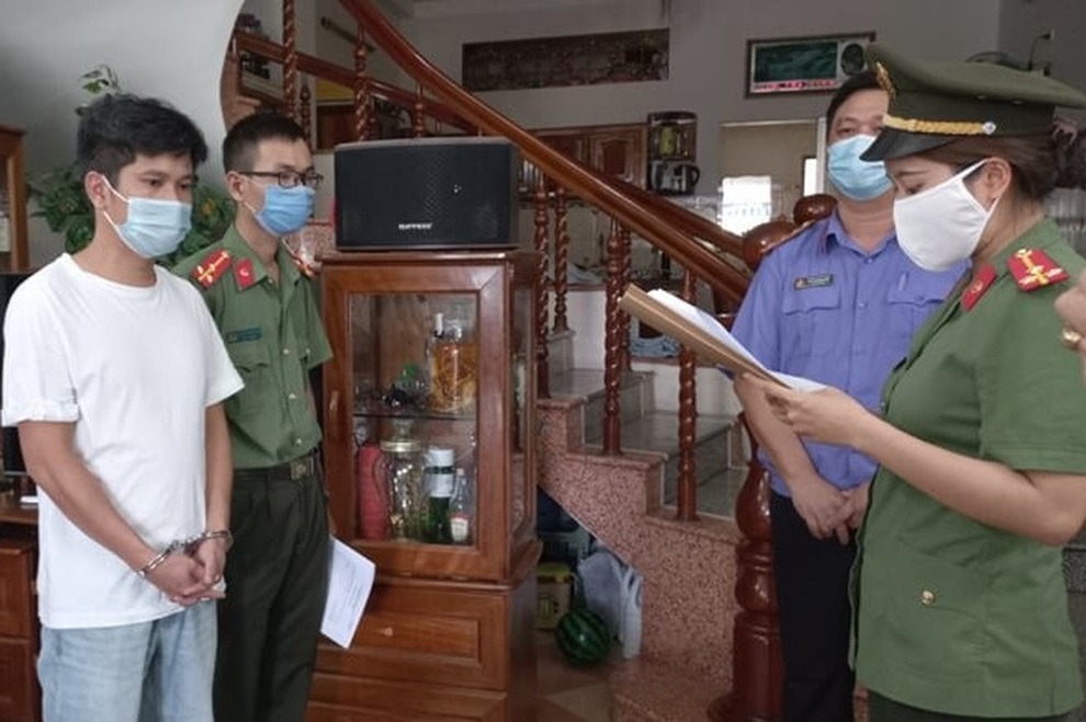 Khởi tố 4 giám đốc tổ chức cho chuyên gia dỏm nhập cảnh trái phép - 1 Khởi tố 4 giám đốc tổ chức cho chuyên gia dỏm nhập cảnh trái phép - 1