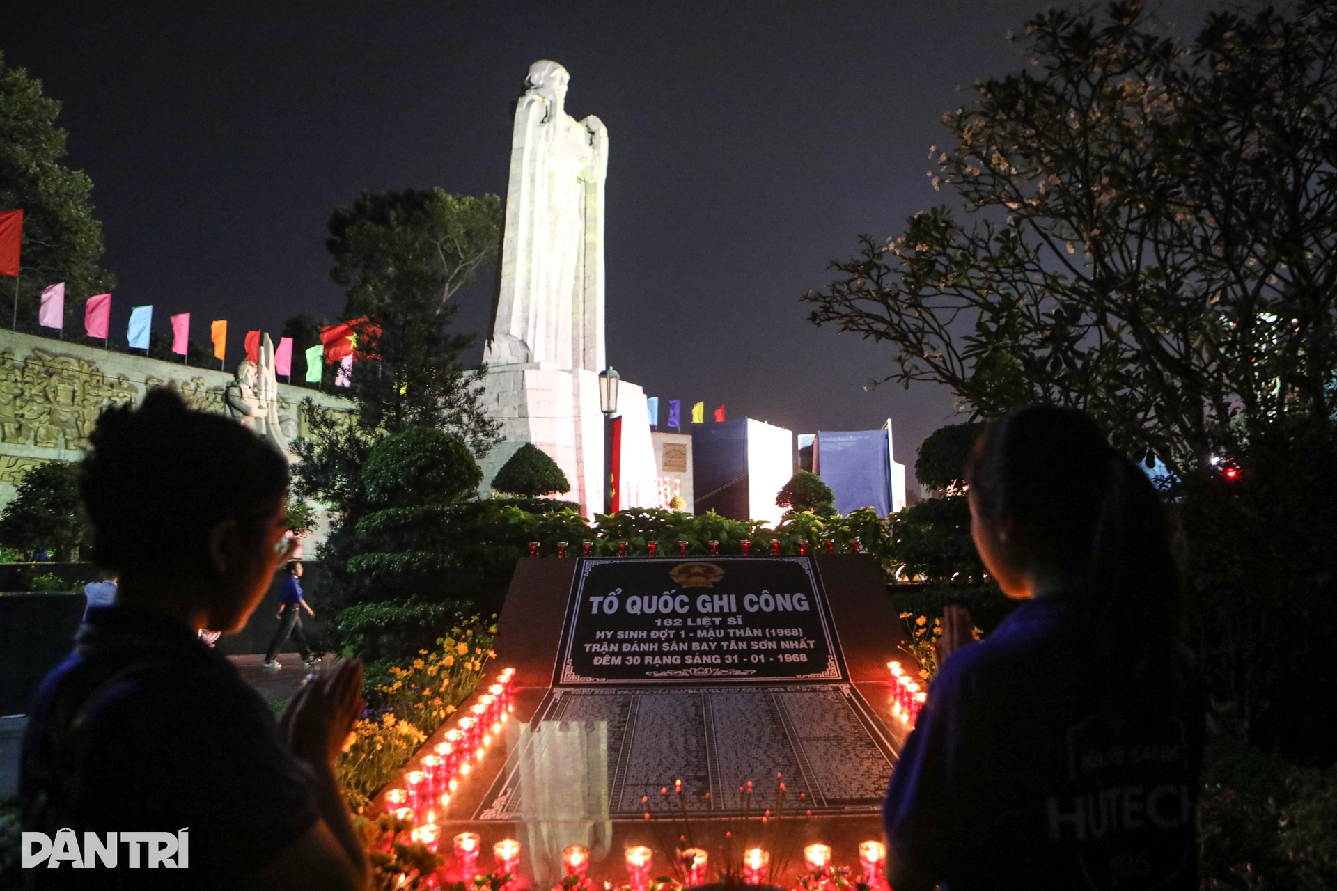 Hàng nghìn ngọn nến tri ân bừng sáng ở nghĩa trang liệt sĩ TPHCM - 9 Hàng nghìn ngọn nến tri ân bừng sáng ở nghĩa trang liệt sĩ TPHCM - 9