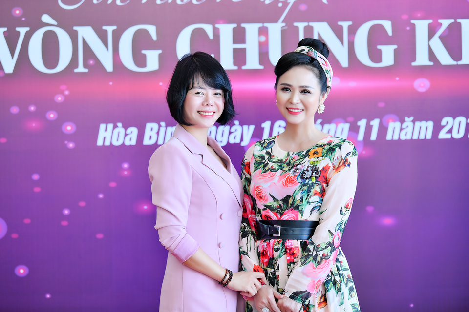 Nữ hoàng hoa hồng Bùi Thanh Hương hội ngộ siêu mẫu Hạ Vy trên ghế nóng “Người đẹp xứ Mường” - 5 Nữ hoàng hoa hồng Bùi Thanh Hương hội ngộ siêu mẫu Hạ Vy trên ghế nóng “Người đẹp xứ Mường” - 5