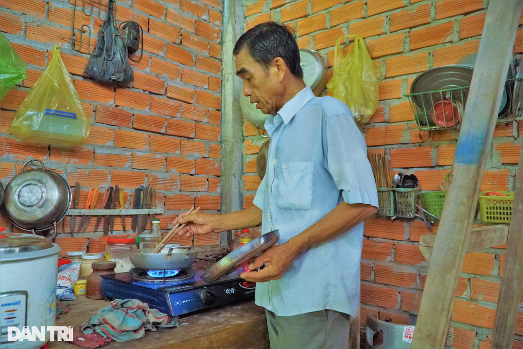 Ông bố nghèo 12 năm cõng con tới trường: Ngã cầu khỉ, té sông vẫn đi học! - 7 Ông bố nghèo 12 năm cõng con tới trường: Ngã cầu khỉ, té sông vẫn đi học! - 7