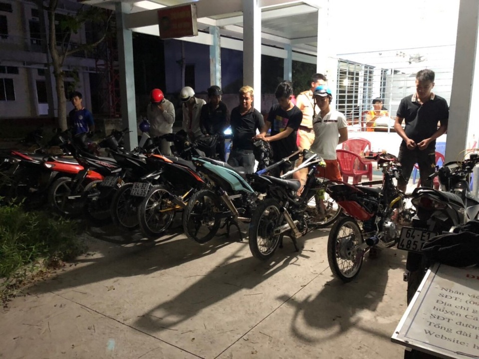 CSGT tóm gọn nhóm quái xế mang theo hung khí và dương tính ma túy - 1 CSGT tóm gọn nhóm quái xế mang theo hung khí và dương tính ma túy - 1