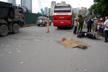 Cô gái trẻ chết thảm dưới gầm xe khách