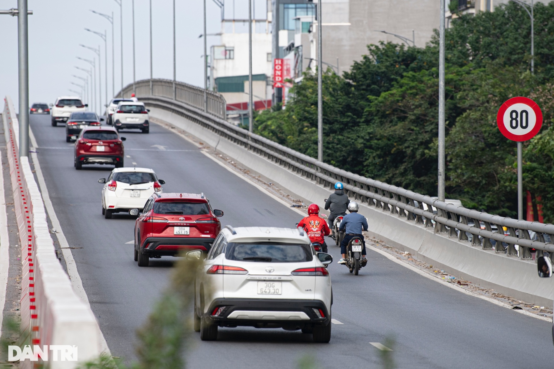 Hàng loạt xe máy quay đầu chạy, né CSGT ở đường vành đai 2 trên cao - 2