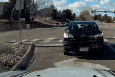 Nóng vội khi qua giao lộ, xe SUV bị xe bán tải đâm lật ngửa