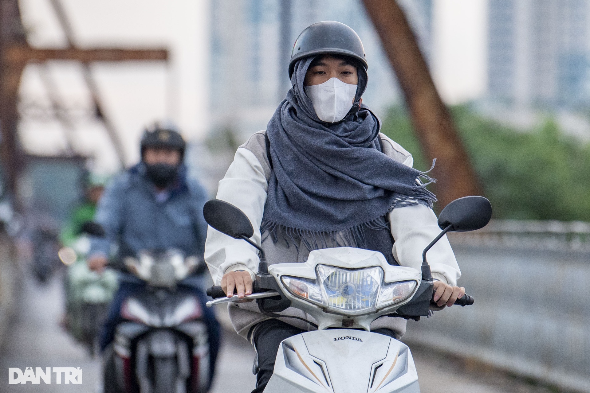 Người dân Hà Nội trùm kín mặt, co ro đi làm trong gió lạnh - 2 Người dân Hà Nội trùm kín mặt, co ro đi làm trong gió lạnh - 2