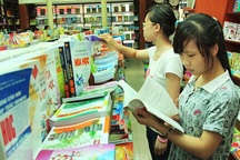 Bộ trưởng Phùng Xuân Nhạ chỉ thị: Hướng dẫn học sinh không viết, vẽ vào sách giáo khoa