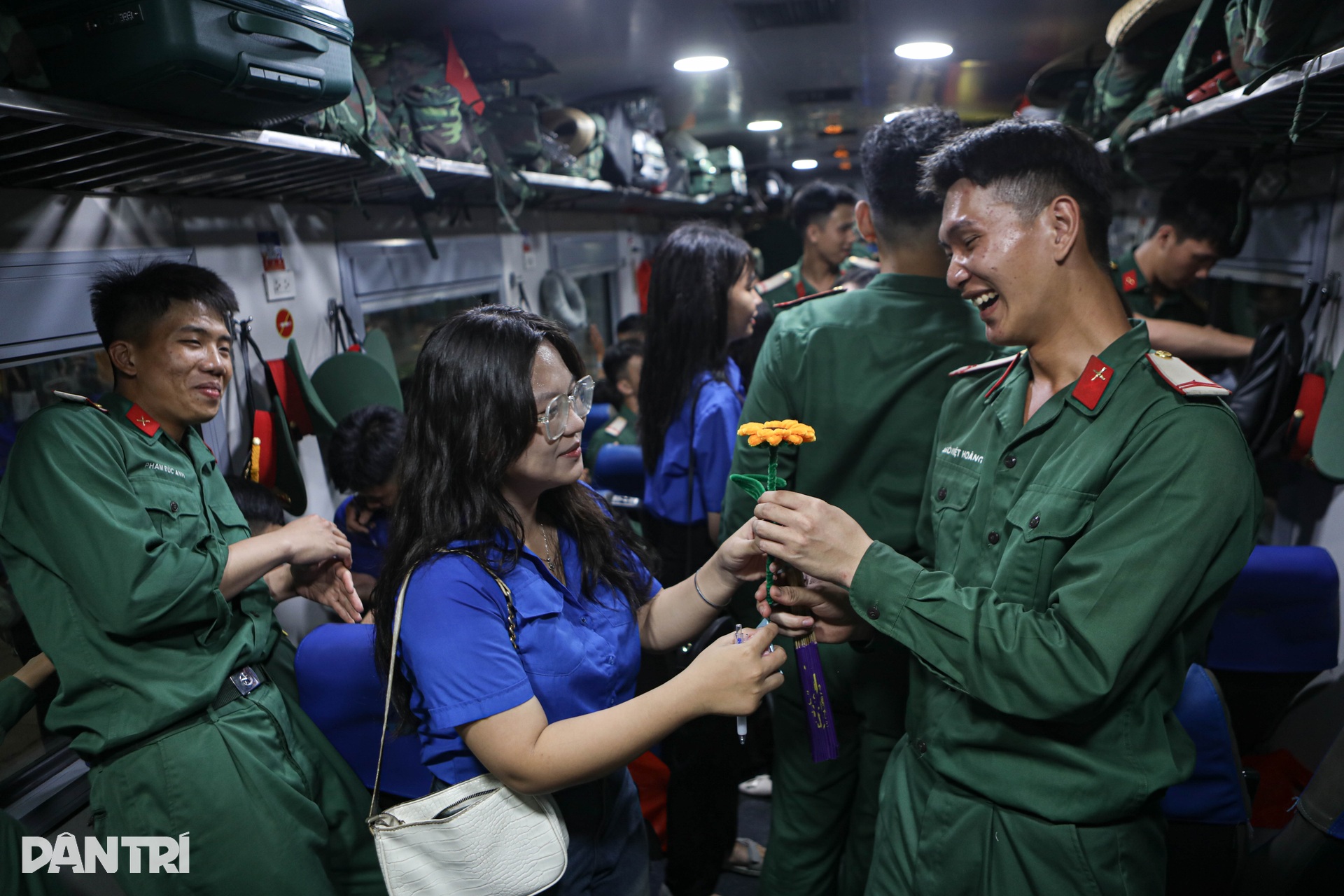 Chiến sĩ diễu binh bịn rịn tạm biệt người dân ở sân ga Biên Hòa - 7