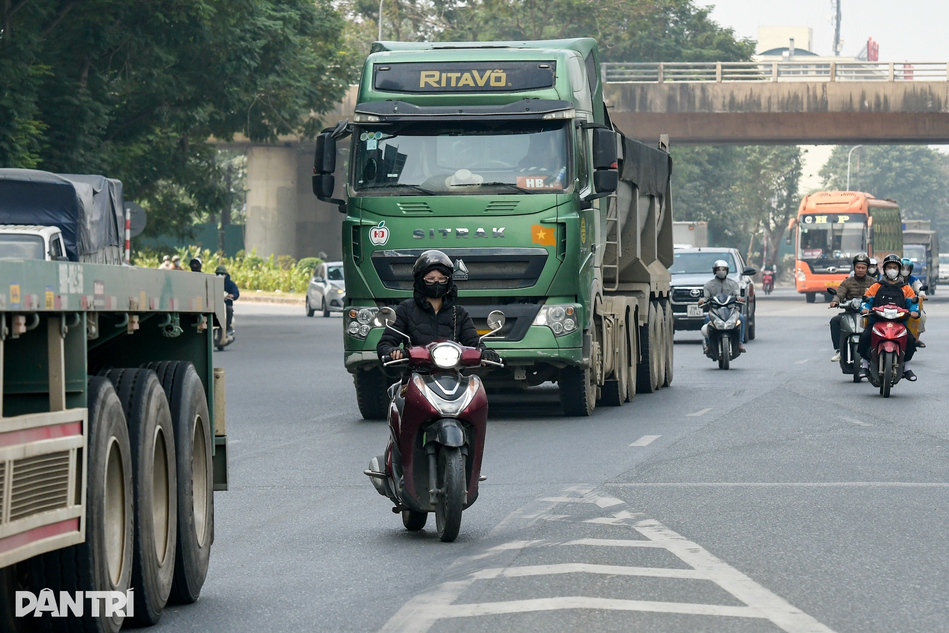 Cảnh thót tim ở lối ra Đại lộ Thăng Long, người dân mong có gờ giảm tốc - 5