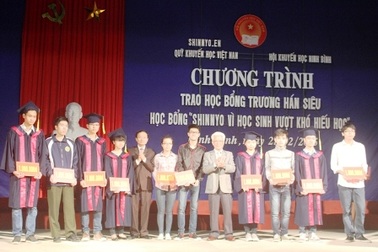 Trao học bổng Trương Hán Siêu và học bổng “Shinnyo vì học sinh vượt khó, hiếu học”