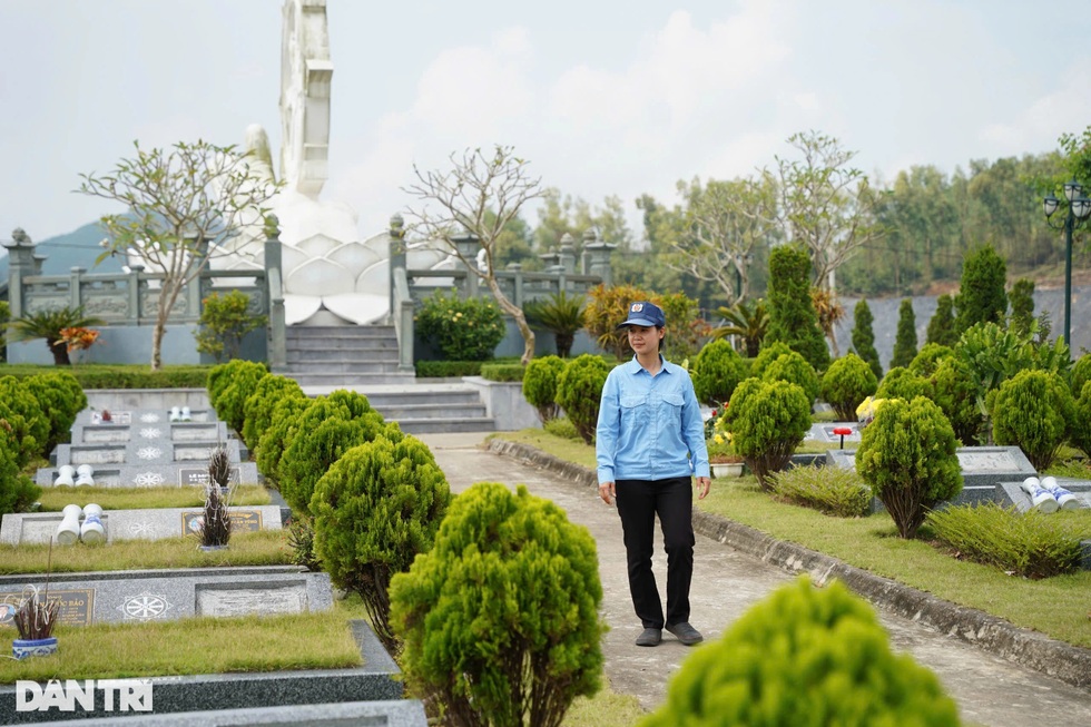 Những người phụ nữ làm công việc trông mộ, giúp việc cho... người chết - 8 Những người phụ nữ làm công việc trông mộ, giúp việc cho... người chết - 8