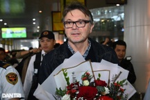 HLV Troussier đến Nội Bài, tự hào khi được dẫn dắt đội tuyển Việt Nam