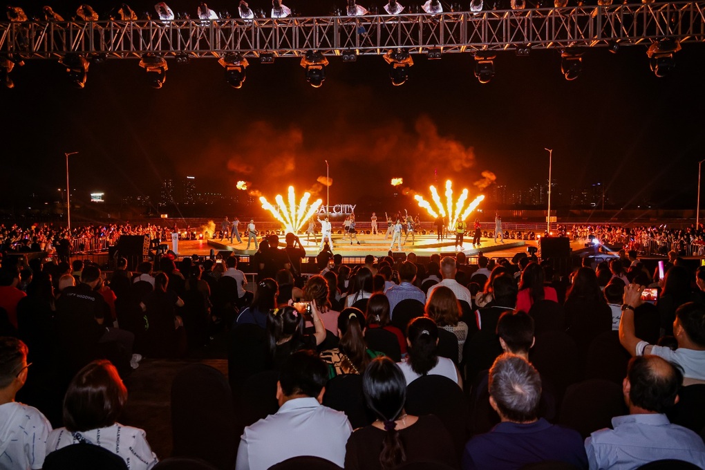 Trung tâm mới của TPHCM rực sáng pháo hoa và nhạc nước đón năm mới - 2 Trung tâm mới của TPHCM rực sáng pháo hoa và nhạc nước đón năm mới - 2