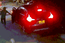 Người đàn ông cầm mã tấu chém tài xế taxi công nghệ trên đường ở TPHCM