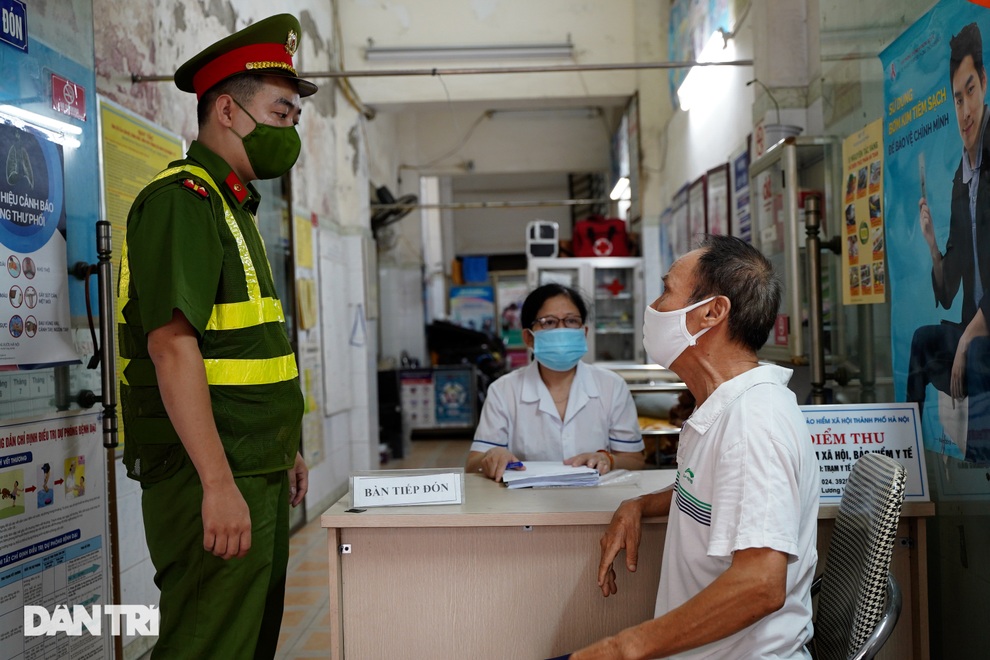Mải chạy bộ thể dục ở Hồ Gươm, người đàn ông bị xử phạt 2 triệu đồng - 6 Mải chạy bộ thể dục ở Hồ Gươm, người đàn ông bị xử phạt 2 triệu đồng - 6