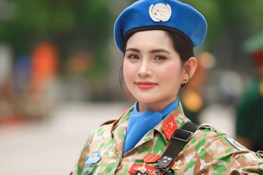 Nữ chiến sĩ xinh đẹp bảo vệ Quân kỳ, nhà 3 đời tham gia diễu binh