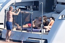 Gia đình Beckham tận hưởng kỳ nghỉ dưỡng trên siêu du thuyền