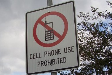 Ngăn ngoại tình bằng cách cấm phụ nữ sử dụng di động