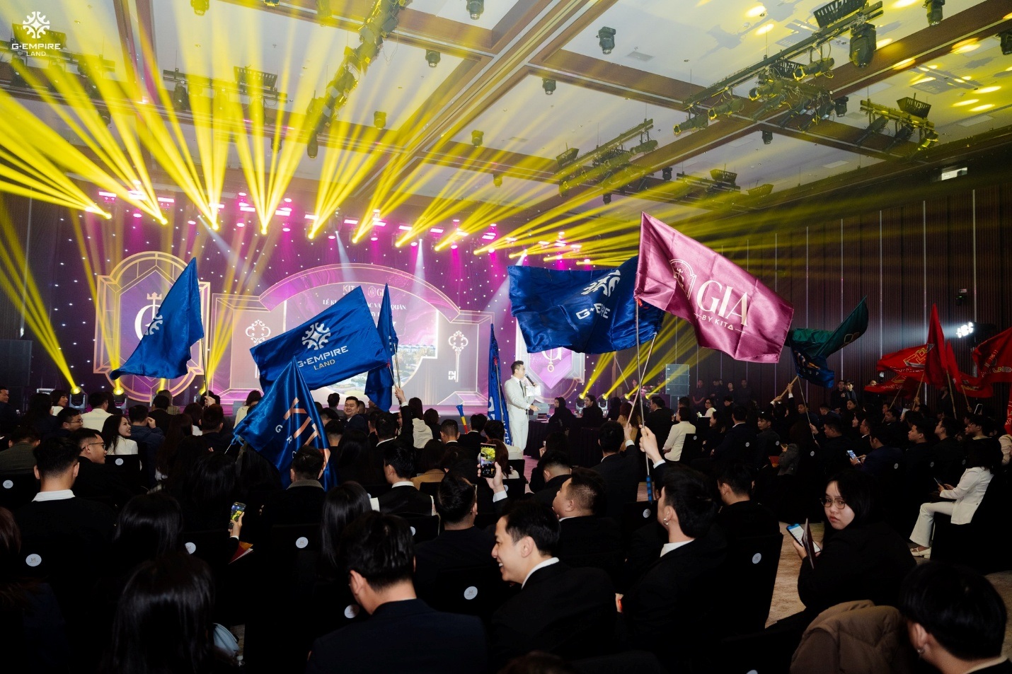 تقریباً 500 سیلز پروفیشنلز نے GIA از KITA - 2 کی لانچنگ تقریب میں شرکت کی۔ Gần 500 chuyên viên kinh doanh đã góp mặt tại lễ ra quân GIA by KITA - 2