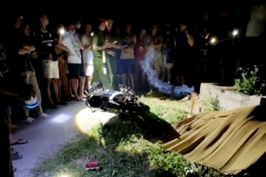 Lao xe vào cột bê tông ven đường, 2 người thương vong