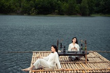 Hoa hậu Tiểu Vy và Á hậu Kim Duyên khoe sắc giữa đại ngàn