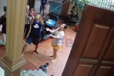 Clip “bố xử lý bình tĩnh, chụp kịp con nhỏ rơi từ tầng 2” nổi bật tuần qua