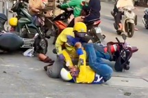 Hai tài xế xe ôm đánh nhau trước cổng trường ở TPHCM