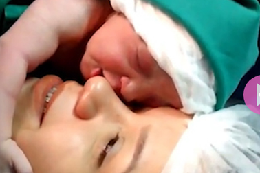 Ngọt ngào khoảnh khắc em bé vòng tay ôm má mẹ khi vừa mới lọt lòng